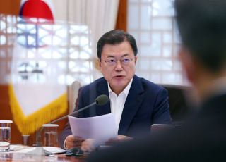 [속보] 문대통령 "반도체 강국 도약 강력히 지원…세계 1위 지킬 것"