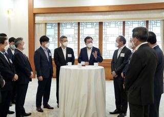 문대통령 "자동차·반도체 국산화 이뤄야 외풍에 안 흔들려"