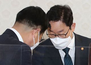 &lt;포토&gt; 김창룡 경찰청장과 인사 나누는 박범계 장관