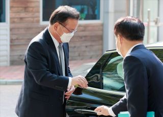 &lt;포토&gt; 청문회 준비 사무실 도착한 김부겸 국무총리 후보자