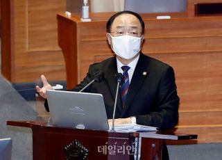 홍남기 “백신 관련 잘못된 정보로 국민 불안 부추기지 말라”