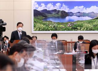 &lt;포토&gt; 긴급현안보고하는 정의용 외교부 장관