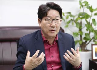 권성동 "AZ 백신접종 부작용 의심 사례, 산재 폭넓게 인정해야"