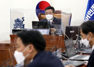 &lt;포토&gt; 화상 의원총회 주재하는 윤호중 비대위원장