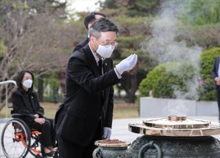 &lt;포토&gt; 현충탑 참배하는 윤호중 더불어민주당 원내대표