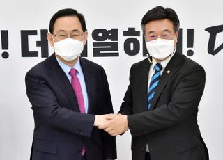 &lt;포토&gt; 주호영 권한대행 찾은 윤호중 비대위원장