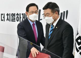 &lt;포토&gt; 자리 이동하는 윤호중-주호영