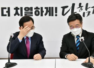 &lt;포토&gt; 윤호중-주호영, 어색한 순간