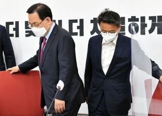 &lt;포토&gt; 자리에 앉는 주호영-이철희