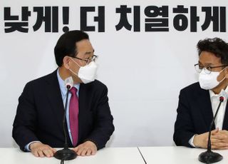 &lt;포토&gt; 대화하는 주호영 권한대행과 이철희 정무수석