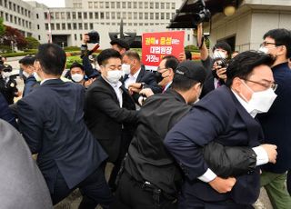 &lt;포토&gt; 주호영-김성원, 김명수 대법원장 출근길 항의