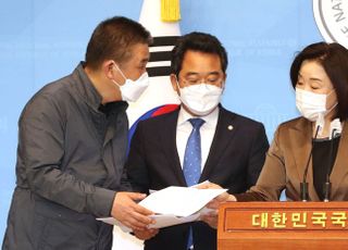 &lt;포토&gt; 심상정-민병덕-최승재, 손실보상법 3당 의원 공동 기자회견