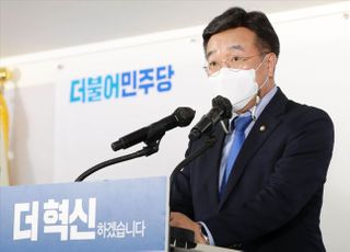 &lt;포토&gt; 인사하는 윤호중 더불어민주당 원내대표 겸 비상대책위원장