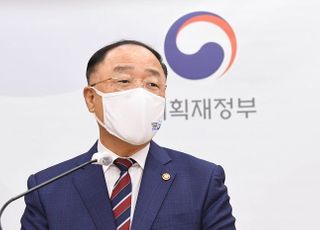 "3.2% 넘어 3%대 중후반 성장"…자신감 내비친 홍남기