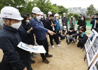 &lt;포토&gt; 율곡로 도로구조개선공사 현장 방문한 오세훈 서울시장