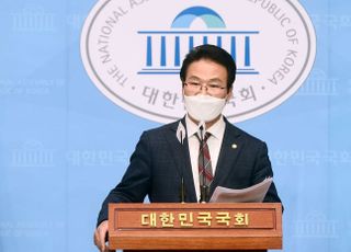 &lt;포토&gt; 윤석열 전 검찰총장 '적폐수사' 사과 촉구 기자회견하는 김용판 의원