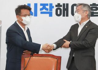 &lt;포토&gt; 최강욱 열린민주당 대표 방문한 이철희 정무수석