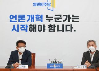 &lt;포토&gt; 이철희 정무수석과 대화하는 최강욱 열린민주당 대표