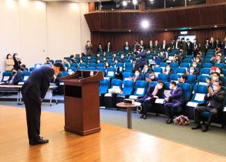 &lt;포토&gt; 인사하는 김기현 신임 원내대표