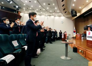 &lt;포토&gt; 의원들에게 인사하는 김기현 신임 원내대표