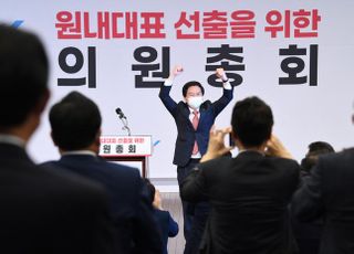 &lt;포토&gt; 국민의힘 의원들 선택받은 김기현