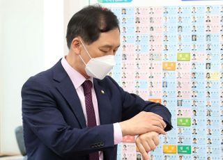 &lt;포토&gt; 시계보는 김기현 국민의힘 신임 원내대표