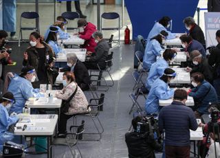 백신접종 후 방치되고 있는 노인들…속도전에 급급한 정부, 사후 관리는 미흡