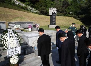 &lt;포토&gt; 박정희 전 대통령 묘역 참배하는 송영길