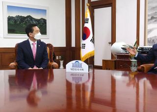 &lt;포토&gt; 김기현 국민의힘 권한대행 겸 원내대표와 대화하는 박병석 국회의장