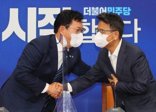 &lt;포토&gt; 송영길 예방하는 이철희