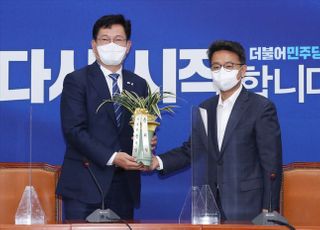 &lt;포토&gt; 문 대통령 축하난 전달하는 이철희 정무수석