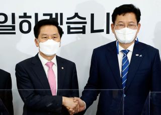 &lt;포토&gt; 악수하는 송영길 대표와 김기현 권한대행