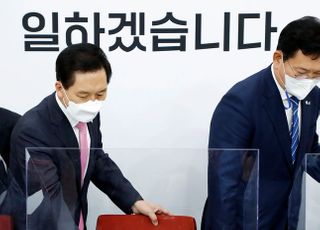 &lt;포토&gt; 자리에 앉는 송영길 대표와 김기현 권한대행