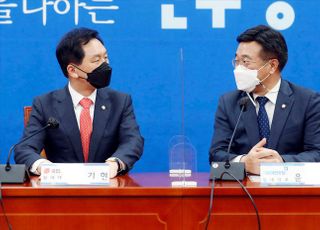 &lt;포토&gt; 대화하는 윤호중-김기현 여야 원내대표