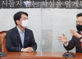 &lt;포토&gt; 대화하는 안철수-김기현