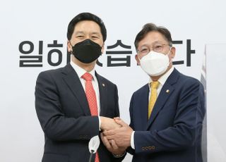 &lt;포토&gt; 악수하는 김기현-배진교