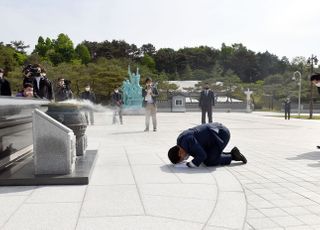 &lt;포토&gt; 큰절하는 송영길 대표