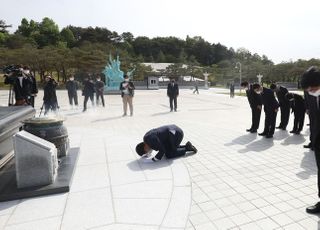 &lt;포토&gt; 광주 5.18 민주묘지 참배하며 큰절하는 송영길 대표