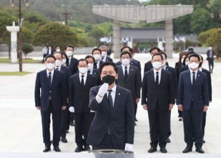 &lt;포토&gt; 광주 5.18 민주묘지 참배하는 김기현