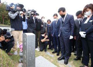 &lt;포토&gt; 5.18 묘지 찾은 김기현