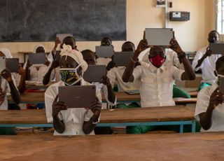 삼성전자, 케냐 난민촌 청소년 위해 ‘갤럭시탭’ 1천대 기부