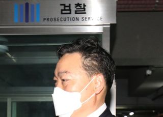 &lt;포토&gt; 인사청문회 준비사무실 출근하는 김오수 검찰총장 후보자