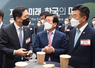 &lt;포토&gt;윤호중-김기현 원내대표와 대화하는 박병석 국회의장 