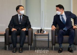 최태원 "탄소중립 어려운 과제"…문승욱 "해법 찾아보겠다"