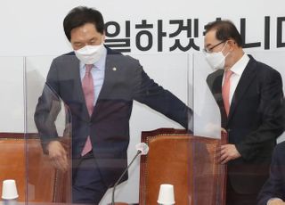 &lt;포토&gt; 비상대책위원회의 참석하는 김기현 권한대행