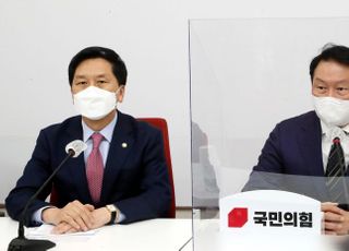 &lt;포토&gt; 최태원 대한상의 회장과 대화하는 김기현 권한대행