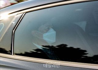 '피고인 중앙지검장' 이성윤 버티기 모드…밀어주는 박범계