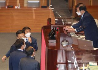 &lt;포토&gt; 윤호중-김기현 원내대표와 대화하는 박병석 국회의장 