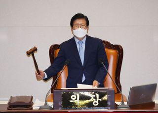 &lt;포토&gt; 김부겸 국무총리 후보자 임명동의안 가결하는 박병석 국회의장