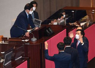 &lt;포토&gt; 박병석 국회의장에게 항의하는 김기현 권한대행